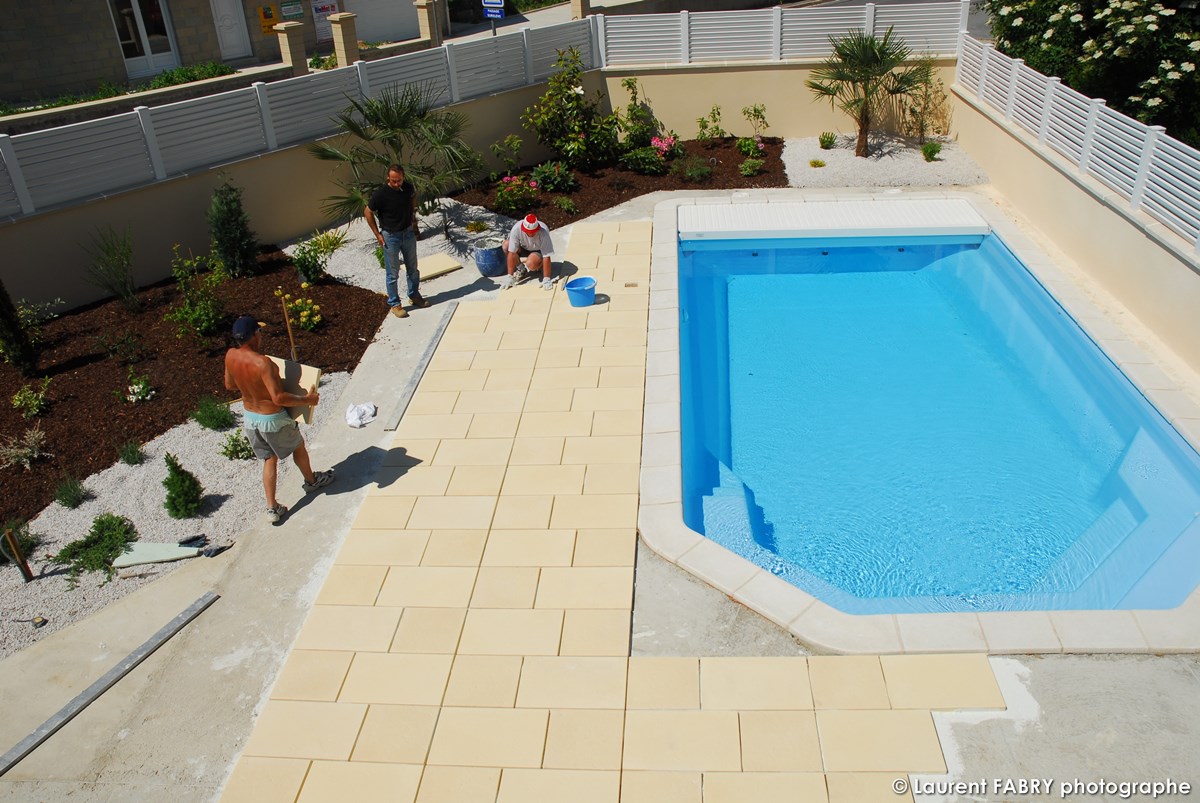 Photographe architecte paysagiste : vue de la terrasse dallée et sa piscine