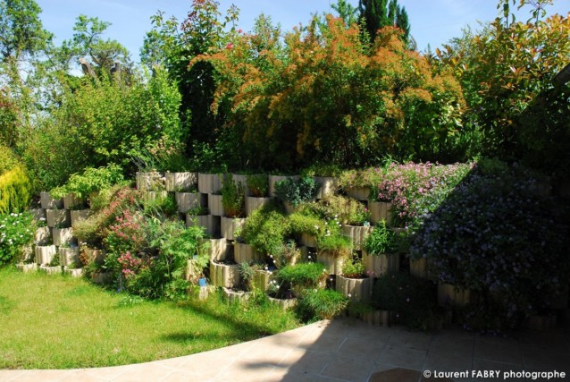 Photographe architecte paysagiste : talus fleuri quelques mois après el travail du paysagiste