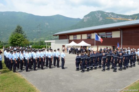 toutes les brigades de sapeurs pompiers sont en rang devant la salle de la Treille à Saint-Pierre d'Albigny