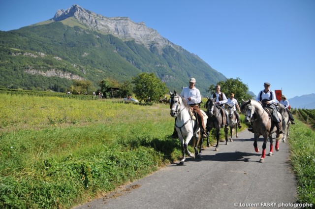 les cavaliers empruntent une petite route entre les hameaux de Cornet et de Pau lors du rallye équestre à Saint-Pierre d'Albigny, photographe professionnel