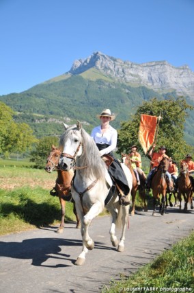 une équipe de cavaliers défile sous la dent d'Arclusaz et devant le photographe de tourisme équestre lors du rallye équestre à Saint-Pierre d'Albigny