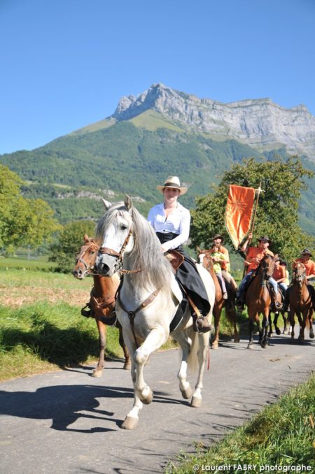 Une équipe De Cavaliers Défile Sous La Dent D'Arclusaz Et Devant Le Photographe De Tourisme équestre Lors Du Rallye équestre à Saint-Pierre D'Albigny