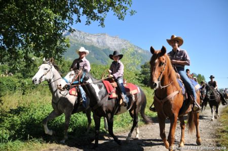 reportage photographe de tourisme équestre pour cette famille de cavaliers sous la dent d'Arclusaz lors du rallye équestre en Combe de Savoie