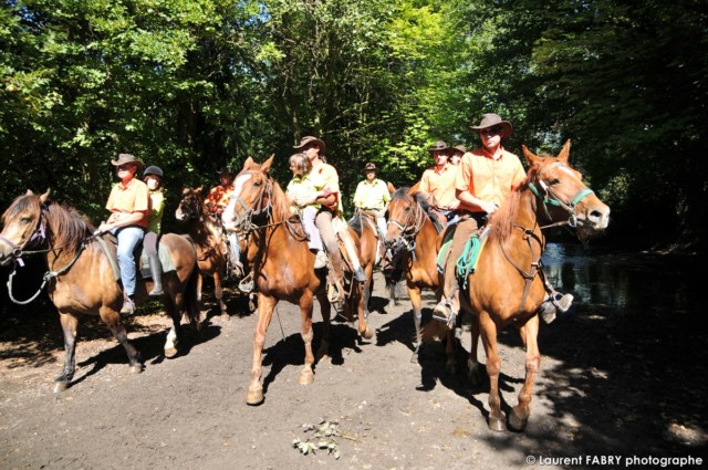 des cavaliers à cheval près du lac de Carouge photographié par le photographe spécialisé en tourisme équestre après le défilé du rallye