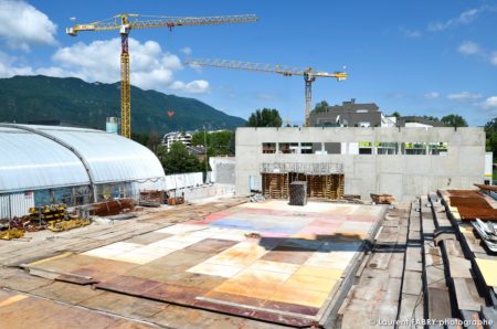 Photographe De Chantier à Aix-les-bains : Plusieurs Grues Sont Visibles Sur Le Chantier Et D'autres Chantiers à Proximité, Le Bassin Est Protégé Pendant La Durée Du Chantier