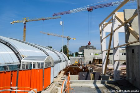 Photographe De Chantier à Aix-les-bains : Trois Grues Sont Visibles Sur Cette Photo Et La Piscine Reste En Fonctionnement