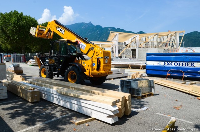 photographe de chantier à Aix-les-bains : un engin manipule les matériaux du chantier