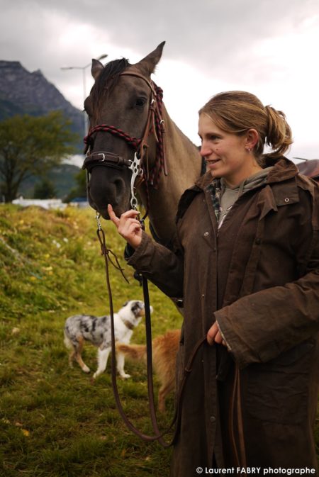 Portrait D'une Cavalière Et Son Cheval Sur Le Rallye Par Le Photographe De Tourisme équestre