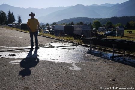 portrait d'un cavalier en contre jour sur le campement, par le photographe officiel du rallye équestre à Saint-Pierre d'Albigny