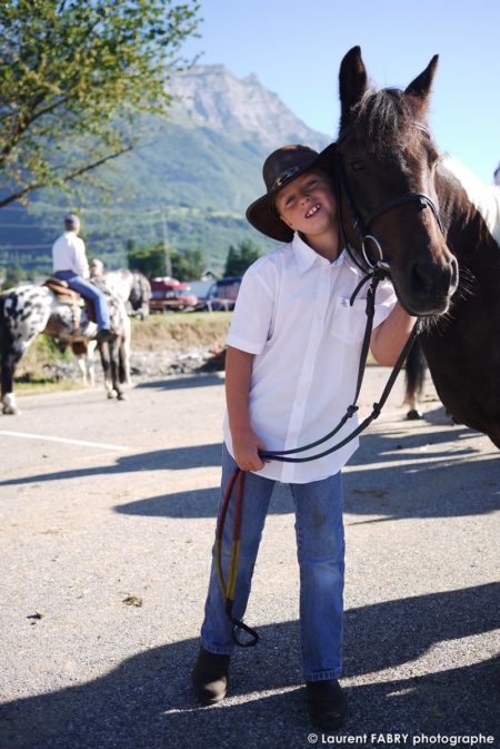 Le Photographe De Tourisme équestre Réalise Le Portrait D'un Jeune Cavalier Sur Son Cheval Au Rallye Savoie Mont Blanc