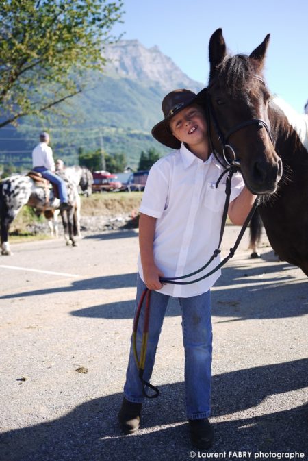 le photographe de tourisme équestre réalise le portrait d'un jeune cavalier sur son cheval au rallye Savoie Mont Blanc