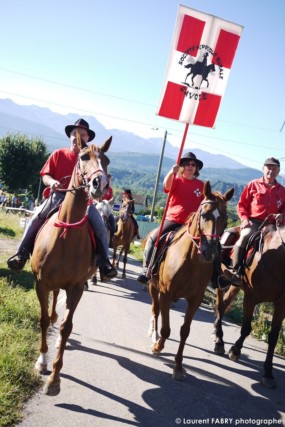 le photographe spécialisé en tourisme équestre shoote le défilé de cavaliers lors du Rallye Savoie Mont Blanc