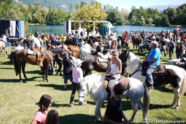 foule des cavaliers du rallye équestre lors de la cérémonie de remise des plaques photographiée au bord du lac de Carouge à Saint-Pierre d'Albigny