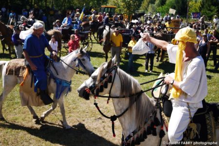 reportage photo du photographe de tourisme équestre : cavaliers costumés montant leurs chevaux