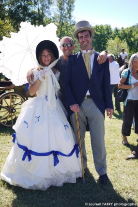 le photographe professionnel de tourisme équestre immortalise les participants en costume lors de la cérémonie de clôture du rallye