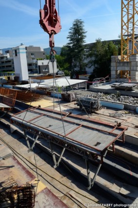 photographe de chantier à Aix-les-bains : des équipements sont déplacés à l'aide d'une grue