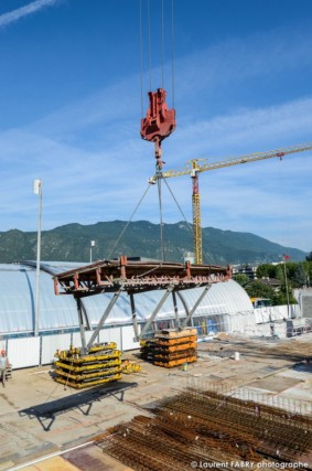 photographe de chantier à Aix-les-bains : une grue transporte des équipements de travaux