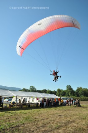 Photographe de parapente en Combe de Savoie : atterrissage d'un parapente biplace à Saint-Jean-de-la-porte