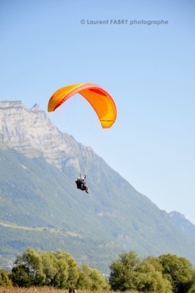 Photographe de parapente en Combe de Savoie : parapente biplace en vol devant la dent d'Arclusaz en Combe de Savoie