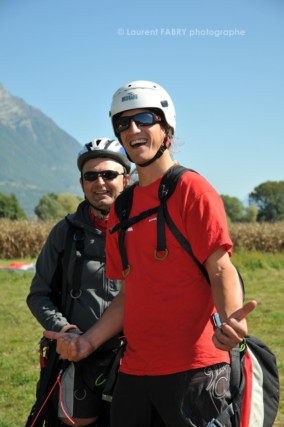 Photographe de parapente en Combe de Savoie : un pilote parapentiste biplaceur et la personne avec qui il vient de voler en combe de Savoie, Saint-Jean-de-la-porte
