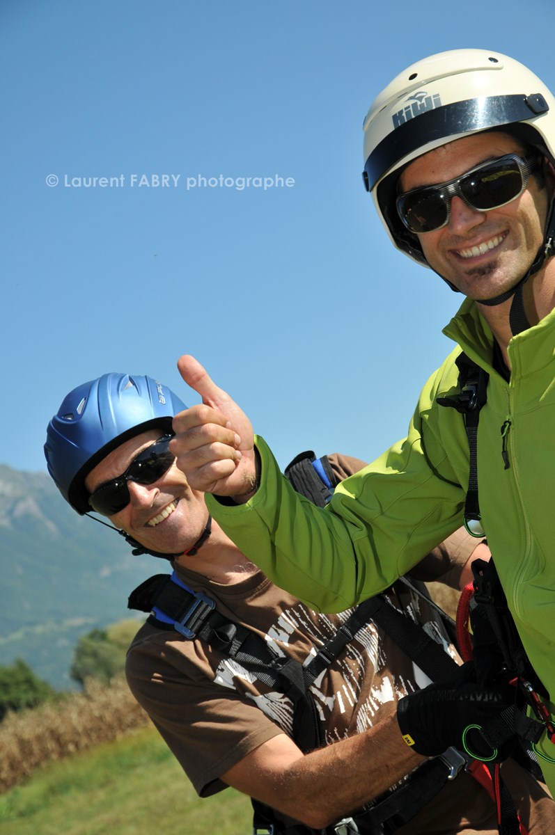 Photographe de parapente en Combe de Savoie : un pilote parapentiste biplaceur et la personne avec qui il vient de voler en combe de Savoie
