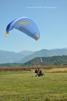 Photographe de parapente en Combe de Savoie : arrivée d'un parapente biplace en Combe de Savoie