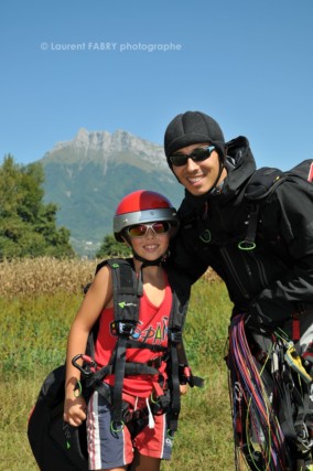 Photographe de parapente en Combe de Savoie : un pilote parapentiste biplaceur et le jeune garçon avec qui il vient de voler devant la dent d'Arclusaz