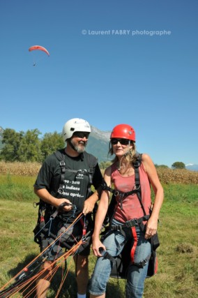 Photographe de parapente en Combe de Savoie : un pilote parapentiste biplaceur et la personne avec qui il vient de voler