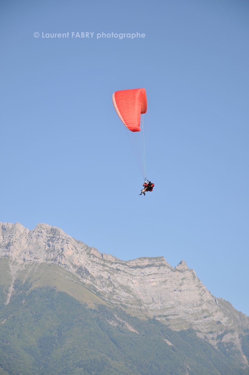 Photographe de parapente en Combe de Savoie : parapente biplace devant la dent d'Arclusaz en Combe de Savoie