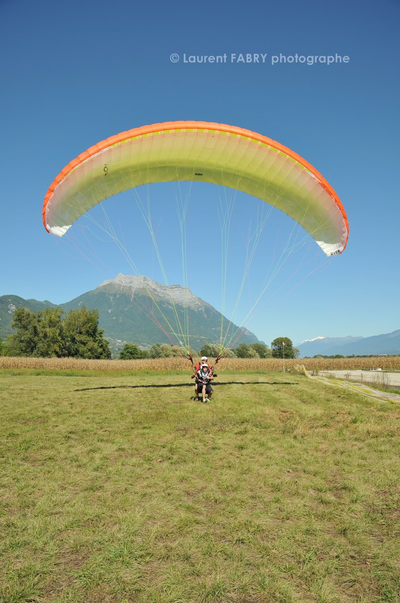 Photographe de parapente en Combe de Savoie : atterrissage d'un parapente biplace devant la dent d'Arclusaz en Combe de Savoie