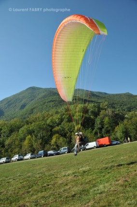 Photographe de parapente en Combe de Savoie : arrivée d'un parapente biplace à Saint-Jean-de-la-porte