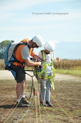Photographe de parapente en Combe de Savoie : un parapentiste pilote biplaceur déséquipe la personne avec qui il vient de voler