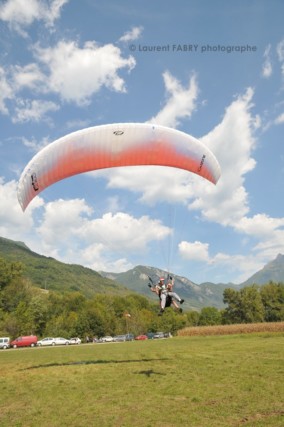 Photographe de parapente en Combe de Savoie : arrivée d'un parapente biplace en Combe de Savoie