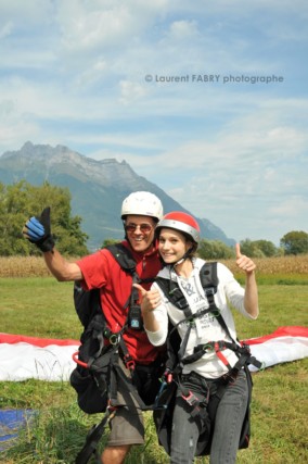 Photographe de parapente en Combe de Savoie : un pilote parapentiste biplaceur et la jeune fille avec qui il vient de voler devant la dent d'Arclusaz