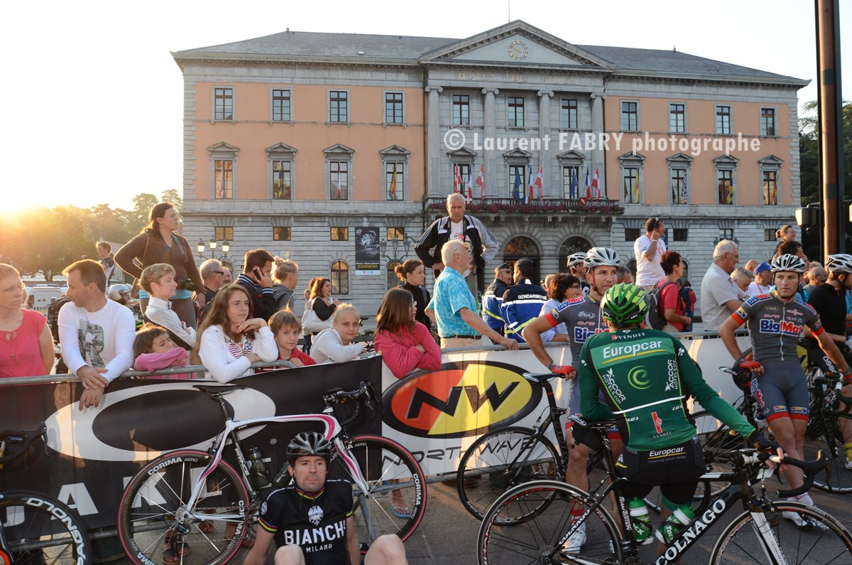 photographe cyclisme à Annecy : départ devant la mairie