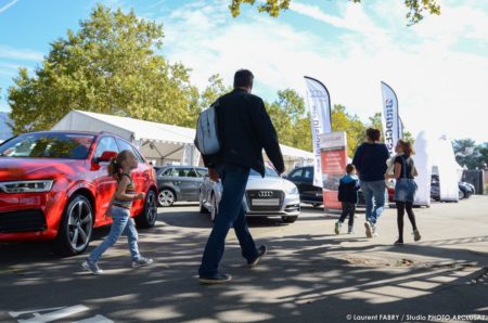 Photographe événementiel : Une Famille Avec Trois Enfants Arrive à La Foire De Savoie