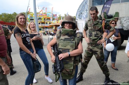 photographe événementiel : partie de rigolade sur le stand de l'armée à la Foire de Savoie