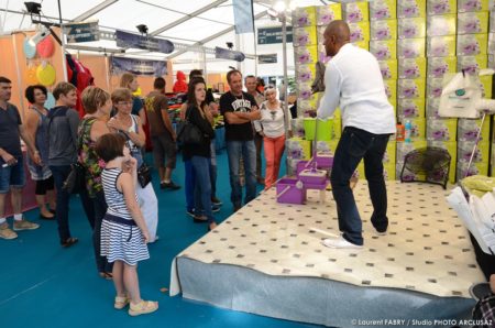 photographe événementiel : démonstrations par des vendeurs sous les chapiteaux de la Foire de Savoie