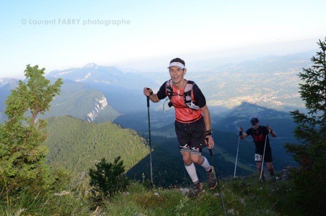 Photographe de trail en Chartreuse : un coureur du grand duc de Chartreuse arrive au premier sommet de la course, la Cochette