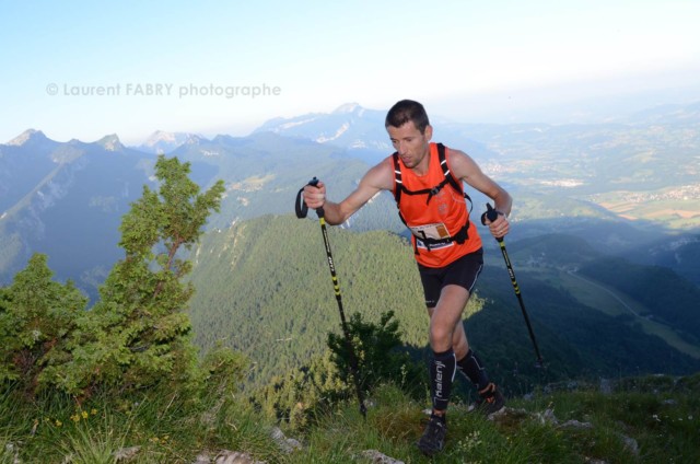 Photographe de trail en Chartreuse : un coureur du grand duc de Chartreuse arrive au premier sommet de la course, la Cochette