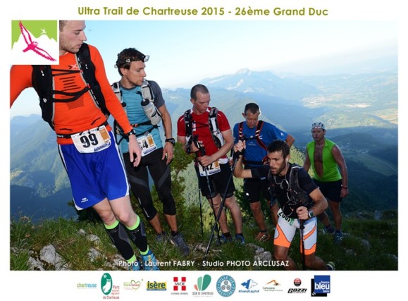 Photographe de trail en Chartreuse : les courers de l'épreuve solos laissent passer un coureur de la course en relai au sommet de la Cochette, Chartreuse