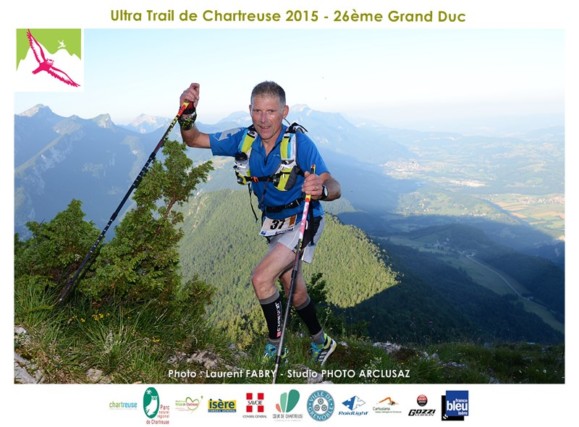 Photographe de trail en Chartreuse : un participant du trail du grand duc de Chartreuse arrive au premier sommet de la course, la Cochette