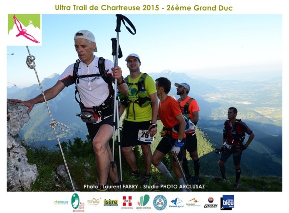 Photographe de trail en Chartreuse : les coureurs sont en file indienne car ça bouchonne un peu au sommet de la Cochette