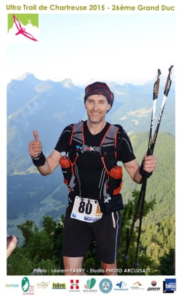 un coureur de trail du grand duc de Chartreuse arrive au premier sommet de la course, la Cochette