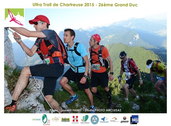 Photographe de trail en Chartreuse : file indienne et pose des mains pour gravir les rochers au sommet de la Cochette sur cette édition du grand duc de Chartreuse