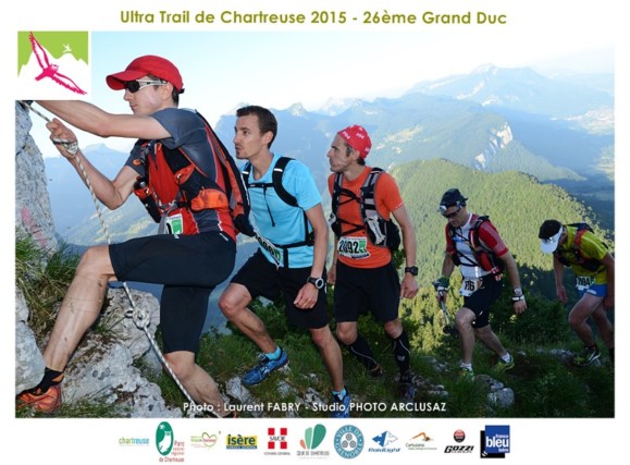 Photographe de trail en Chartreuse : file indienne et pose des mains pour gravir les rochers au sommet de la Cochette sur cette édition du grand duc de Chartreuse