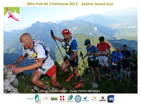 Photographe de trail en Chartreuse : les coureurs du du grand duc de Chartreuse doivent avancer en file indienne et mettre les mains pour gravir les rochers au sommet de la Cochette