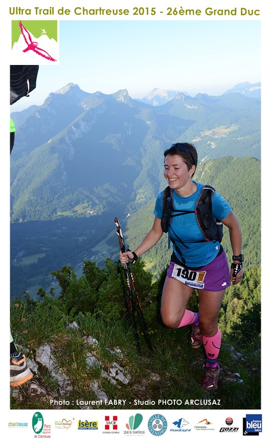 Photographe de trail en Chartreuse : cette traileuse du grand duc de Chartreuse a le sourire pour son arrivée au premier sommet : la cochette