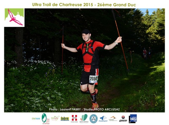 Photographe de trail en Chartreuse : un coureur du trail du grand duc de Chartreuse dans la forêt entre la Cochette et la Bruyère