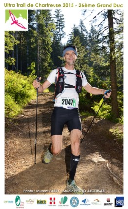 un coureur du trail du grand duc de Chartreuse entre la Cochette et la Bruyère